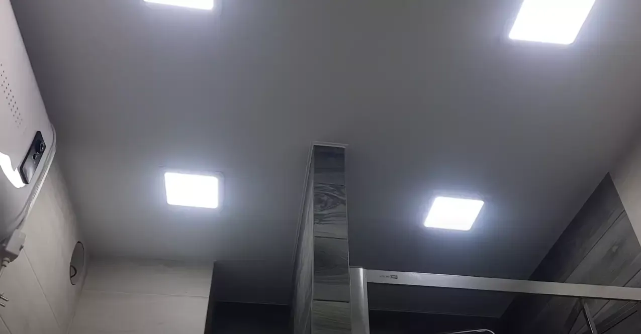 Натяжной потолок с контурной подсветкой внутри для ванной — Подольск, Генерала Смирнова, 4, фото 3