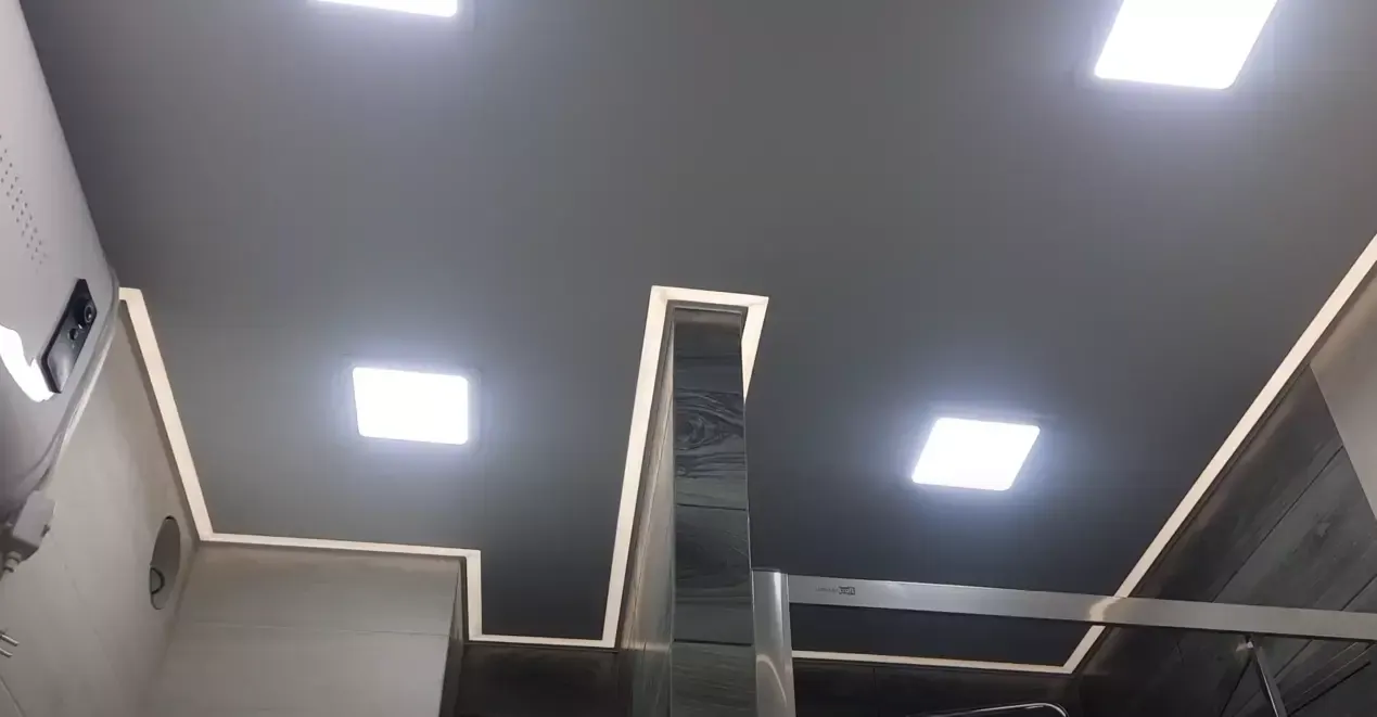 Натяжной потолок с контурной подсветкой внутри для ванной — Подольск, Генерала Смирнова, 4, фото 2